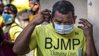 Para napi di dalam lapas pun harus mengenakan masker. (Ezra Acayan/Getty Images)