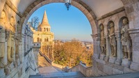 Dikenal sebagai Pearl of the Danube, Budapest adalah sebuah kota di mana Anda dapat mengunjungi monumen-monumen besar di pagi hari, masuk ke pemandian air panas di sore hari dan berpesta di bar reruntuhan yang terkenal di dunia setelah matahari terbenam. Istimewa/Dok. Kayo/Shutterstock/Lonely Planet
