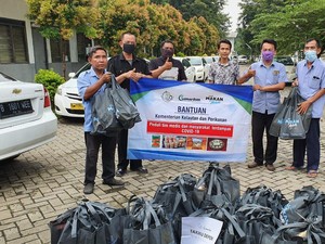 KKP Bagikan 11.800 Paket Olahan Ikan untuk Driver Taksi dan Ojol