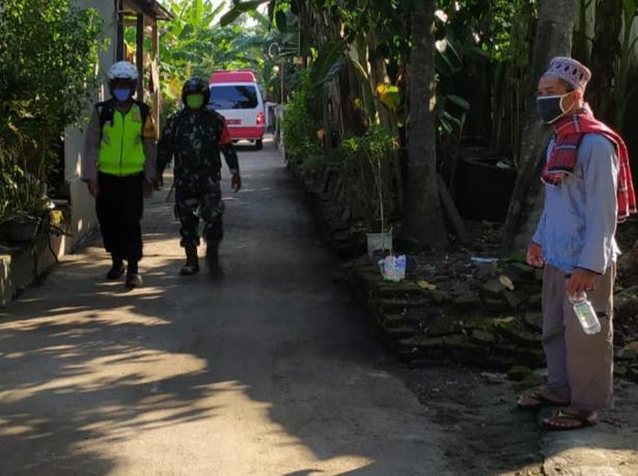 Peserta Ijtima asal Kecamatan Juwiring, Klaten bersiap berangkat ke RSUD untuk diperiksa, Selasa (14/4/2020).