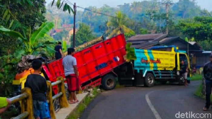 Truk muatan batu nyaris nyungsep ke sungai di Ciamis