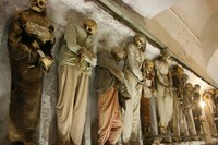 Capuchin Catacombs di Italia jadi salah satu destinasi wisata horor populer di dunia. Para pengunjung dapat menemukan ribuan mumi yang telah berbentuk menjadi kerangka dipajang di dinding-dinding bangunan tersebut. Berani singgah? Istimewa/Juan Antonio F. Segal/Flickr/Dok. Atlas Obscura. Capuchin Catacombs di Italia jadi salah satu destinasi wisata horor populer di dunia. Para pengunjung dapat menemukan ribuan mumi yang telah berbentuk menjadi kerangka dipajang di dinding-dinding bangunan tersebut. Berani singgah? Istimewa/Juan Antonio F. Segal/Flickr/Dok. Atlas Obscura.