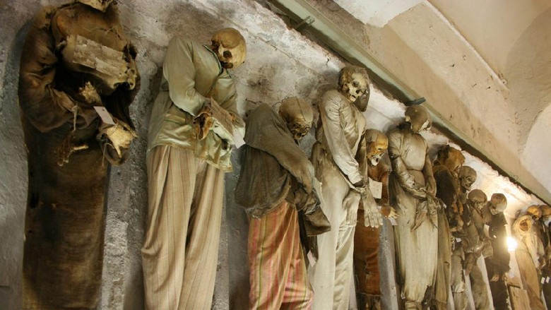 Capuchin Catacombs di Italia Capuchin Catacombs di Italia jadi salah satu destinasi wisata horor populer di dunia. Para pengunjung dapat menemukan ribuan mumi yang telah berbentuk menjadi kerangka dipajang di dinding-dinding bangunan tersebut. Istimewa/Juan Antonio F. Segal/Flickr/Dok. Atlas Obscura.