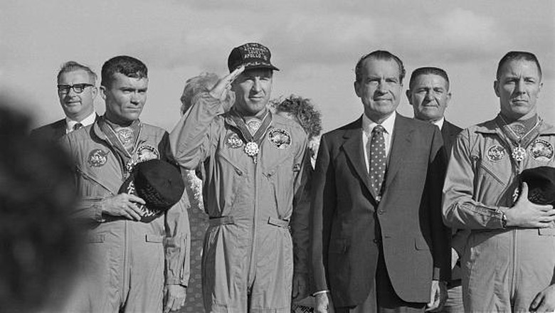 apollo 13 US President Richard Nixon meets the Apollo 13 astronauts in Honolulu, Hawaii, after their safe return to Earth, 23rd April 1970. From left to right (front row) Fred Haise, Jim Lovell, Richard Nixon (1913 - 1994) and Jack Swigert (1931 - 1982). (Photo by Harry Benson/Daily Express/Getty Images)