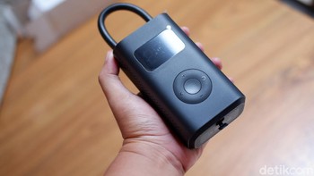 Ukurannya sedikit lebih besar dari telapak tangan orang dewasa. Bobotnya hanya 800 gram, jadi mudah dibawa ke mana-mana. Foto: Adi Fida Rahman