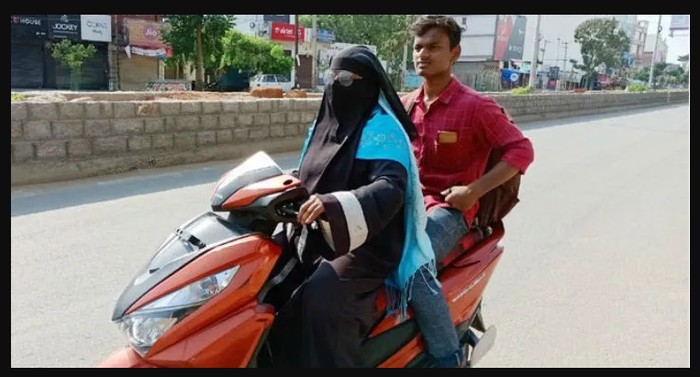 Seorang ibu berkendara motor ribuan km untuk jemput anaknya