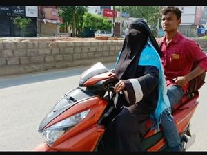 Mengharukan, Ibu Ini Naik Motor Ribuan Km Jemput Anak yang Terjebak Lockdown