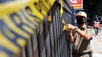 Bukan hanya memasang segel, garis polisi juga dipasang di depan gerbang dan pagar tempat karaoke tersebut.