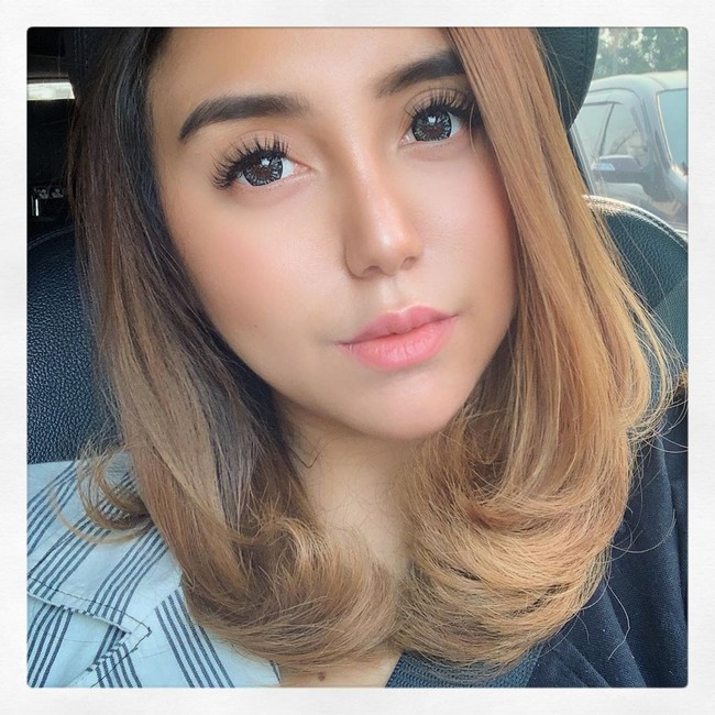 Saat kabar perceraiannya mulai terkuak, Salmafina dikabarkan bersahabat baik dengan Awkarin. Ia juga sempat muncul di video Awkarin dan menceritakan proses hijrahnya. Setelah bercerai dari Taqy Malik pada Februari 2018, ia kembali jadi kontroversi karena memutuskan untuk melepas hijabnya. Foto: instagram @salmafinasunan