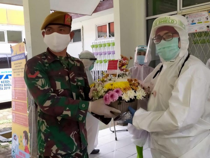 TNI-Komunitas Bagikan Bunga untuk Tim Medis COVID-19
