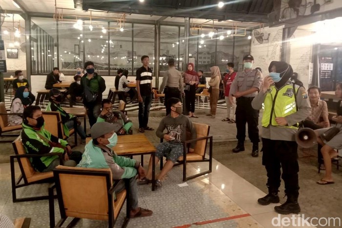 Mengantisipasi penyebaran dan semakin meluasnya virus Corona di Surabaya, tim gabungan operasi membubarkan keramaian di sebuah cafe, Senin (13/4/2020) malam.