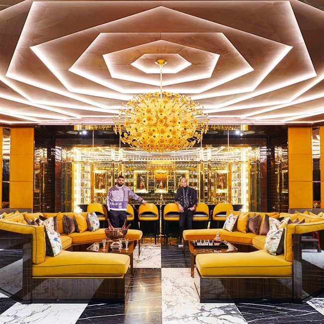 Ada juga yang bilang jika rumahnya berbahaya karena karena terlalu banyak chandelier berat dan perabotan marmer. Foto: Instagram @ferrisrafauli