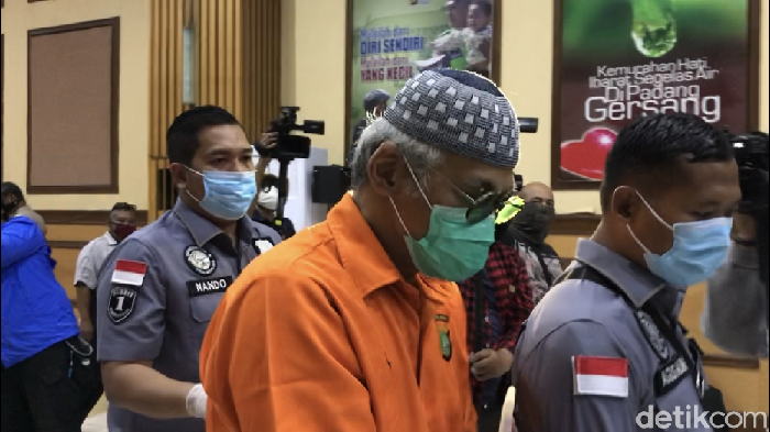 Tio Pakusadewo ditangkap (Hanif/detikcom)