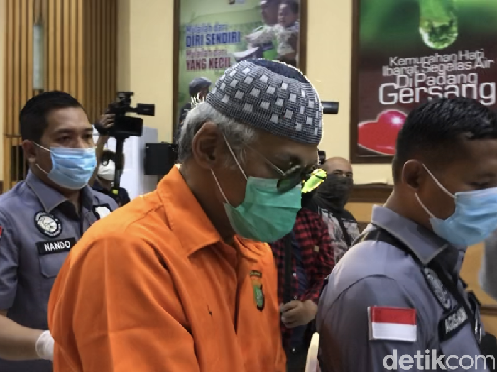 Tio Pakusadewo ditangkap (Hanif/detikcom)