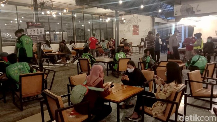 Mengantisipasi penyebaran dan semakin meluasnya virus Corona di Surabaya, tim gabungan operasi membubarkan keramaian di sebuah cafe, Senin (13/4/2020) malam.