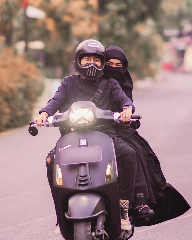  Keduanya juga sering berpose manis, seperti yang ada di foto ini, Taqy Malik tampak sedang mengendarai vespa bersama dengan Wafiq. Terlihat hangat ya...Foto: instagram @wafiq_malik