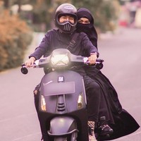  Keduanya juga sering berpose manis, seperti yang ada di foto ini, Taqy Malik tampak sedang mengendarai vespa bersama dengan Wafiq. Terlihat hangat ya...Foto: instagram @wafiq_malik