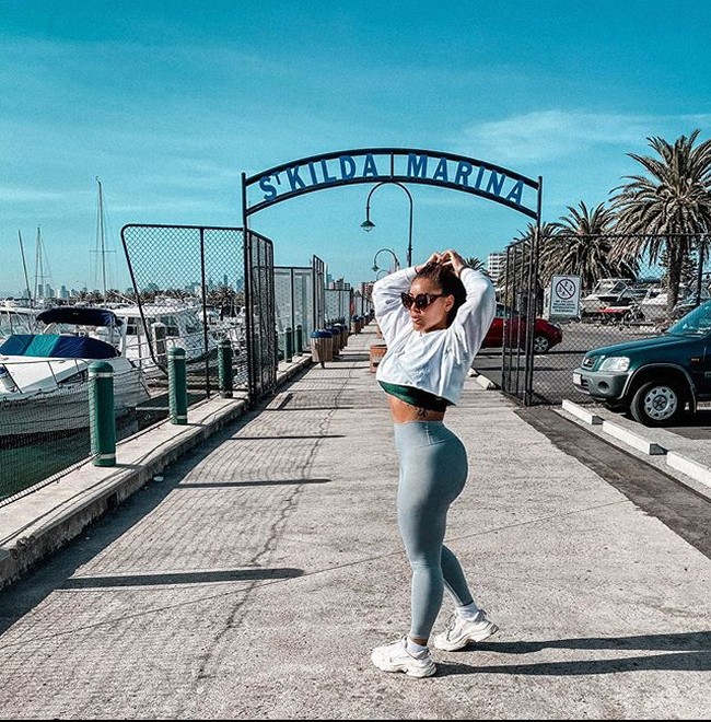 Zilla telah menghabiskan 14 tahun terakhir memiliki ekstensi bulu mata, Botox, filler dan sulam atau alis serta mem-vermak kukunya. Setiap bulan ia menyuntikkan filler di pipinya, bibir, palung air mata, rahang, lipatan hidung, dagu, garis rahang atau garis senyum. Foto: Instagram