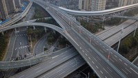 Tampak suasana jalan protokol di Kota Hubei China yang kosong karena lockdown. COVID-19 lambat laun mulai menaklukan manusia, seakan memaksa manusia untuk mengurangi bahkan berhenti dalam melakukan rutinitasnya. Bumi pun beristirahat sejenak. Getty Images.