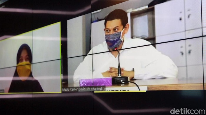 Wali Kota Kediri Abdullah Abu Bakar melakukan video conference dengan pasien positif Corona yang sembuh. Pasien itu pun bercerita soal pengalamannya.