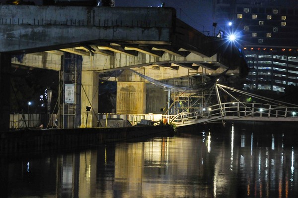 Suasana proyek jalan tol Becakayu (Bekasi Cawang Kampung Melayu) dengan latar belakang lampu kamar hotel membentuk lambang hati di Kota Bekasi, Jawa Barat, Senin (13/4/2020) malam. Sementara itu, Pemerintah Kota Bekasi juga akan menerapkan Pembatasan Sosial Berskala Besar (PSBB) dari tanggal 15-28 April 2020 untuk memutus rantai penyebaran virus Corona (COVID-19). Suasana proyek jalan tol Becakayu (Bekasi Cawang Kampung Melayu) dengan latar belakang lampu kamar hotel membentuk lambang hati di Kota Bekasi, Jawa Barat, Senin (13/4/2020) malam. Sementara itu, Pemerintah Kota Bekasi juga akan menerapkan Pembatasan Sosial Berskala Besar (PSBB) dari tanggal 15-28 April 2020 untuk memutus rantai penyebaran virus Corona (COVID-19).