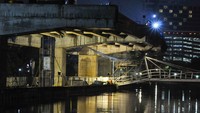 Suasana proyek jalan tol Becakayu (Bekasi Cawang Kampung Melayu) dengan latar belakang lampu kamar hotel membentuk lambang hati di Kota Bekasi, Jawa Barat, Senin (13/4/2020) malam. Sementara itu, Pemerintah Kota Bekasi juga akan menerapkan Pembatasan Sosial Berskala Besar (PSBB) dari tanggal 15-28 April 2020 untuk memutus rantai penyebaran virus Corona (COVID-19).