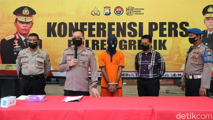 Polisi Gresik menuntaskan pengungkapan kasus pembunuhan Muhammad Mulla (34) atau Mat Mulla. Dalang di balik pembunuhan tersebut sudah ditangkap.