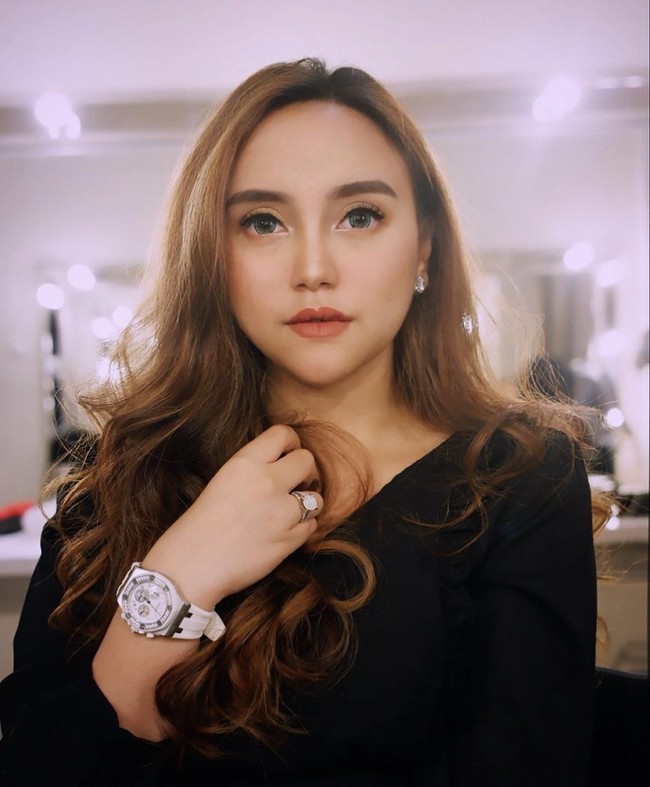 Salmafina Sunan dan Taqy Malik yang menikah melalui proses taaruf memutukan bercerai karena banyak miskomunikasi yang terjadi. Selain itu, kesibukan masing-masing juga jadi penyebab perpisahan. Karena sibuk masing-masing. Banyak miskomunikasinya, ujar Salmafina. Foto: instagram @salmafinasunan