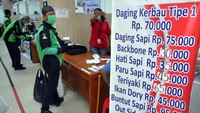 Pasar Mitra Tani Bogor milik Kementerian Pertanian yang menyediakan 11 kebutuhan bahan pokok tersebut bekerjasama dengan layanan ojek daring untuk memudahkan warga dalam berbelanja memenuhi kebutuhan sembako di saat wabah pandemi Virus Corona (COVID-19) di Indonesia. ANTARA FOTO/Arif Firmansyah.