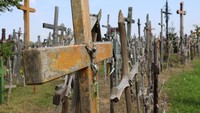 Kisah lain yang menjadi buah bibir di bukit tersebut, tentang adanya dua tentara yang tewas di bukit tersebut saat pemberontakan anti Soviet di Lithuania. Mulai dari tahun 1831 sampi 1863, pemberontakan terjadi di Lithuania dalam memerangi Soviet. Dari Perang Dunia II, selama 50 tahun Soviet menduduki Lithuania. Selama itu, sudah tiga kali Soviet berusaha meratakan dan membuat parit di sekeliling bukit. Pada masa itu, Soviet menganggap penancapan salib adalah bentuk dari pelanggaran hukum. Sampai akhirnya pada tahun 1991, Lithuania merdeka dan Hill of Crosses menjadi simbol perjuangan negara tersebut. Istimewa/Dok. Wikipedia/B. Villalba.
