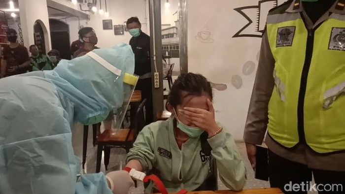 petugas gabungan rapid test pengunjung cafe