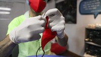Sementara di Chile para napi juga turut memproduksi masker untuk warganya guna memerangi COVID-19 di negaranya. (AP Photo/Esteban Felix)