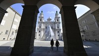 Selain itu, Austria juga sudah mulai melonggarkan aturan pembatasan sosial. AP Photo/Kerstin Joensson.