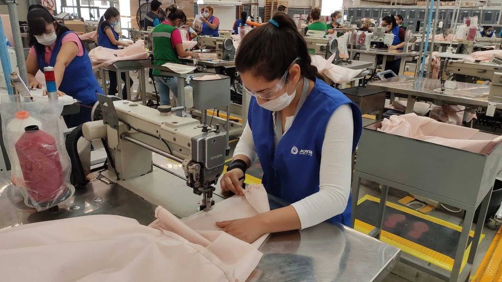 Ford Bikin APD untuk Tenaga Medis Pakai Material Bekas Airbag