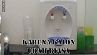 Nggak kuat angkat galon, mendingan dispensernya buat tampung air minum botolan. Tapi kalau begini sih jadi cepat habis ya. Foto: istimewa