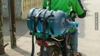 Tak mau kalah dengan Go-Jek, bapak satu ini jadi driver Go-Lon. Mungkin artinya Go Galon. Hayoo siapa yang mau pesan air galon, bisa diantar sampai ke depan rumah nih. Foto: istimewa