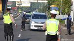 Petugas Pantau Check Point PSBB di Pintu Tol Bekasi Barat