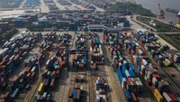 Perlu diketahui saat ini di seluruh dunia sedang mengalami keguncangan ekonomi yang cukup besar karena banyak produksi ekonomi yang berhenti secara serentak. Sehingga roda perekonomian menjadi tumbal dari wabah COVID-19 untuk membiarkan bumi beristirahat sejenak. Getty Images.