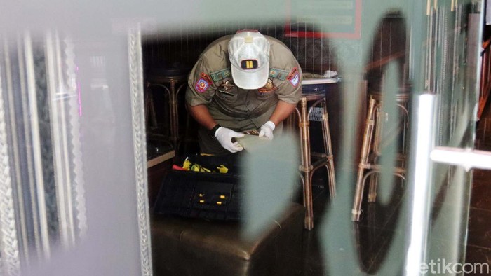 Tempat karaoke yang berada di Jalan Gatot Subroto, Kota Bandung, disegel Satpol PP. Tempat karaoke tersebut disegel karena masih beroperasi di tengah COVID-19.
