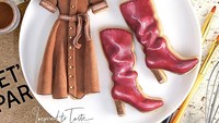 Gaya busana yang Joy kreasikan di atas cookies ini cocok sekali jika digunakan pada musim gugur atau acara semi formal. Gaun coklat berpadu dengan sepatu boots merah yang cantik. Foto: Instagram @inspiredtotaste