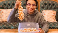 Baru-baru ini Taqy menarik perhatian karena meninggalkan komentar di laman Instagram Ria Ricis saat YouTuber ini bercadar. Banyak netizen mendoakan agar keduanya berjodoh. Foto: Instagram taqy_malik