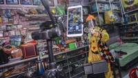 Pegiat badut sulap asal Tasikmalaya, Mr Arian Maestro juga memainkan trik dalam permainan sulap melalui platform media sosial Facebook di rumahnya. ANTARA FOTO/Adeng Bustomi