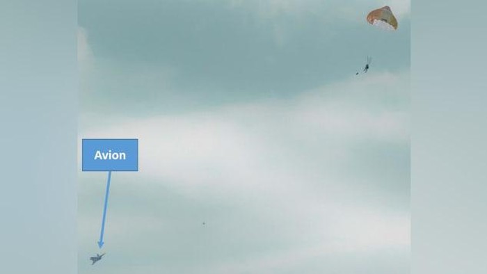 Tampak parasut terkembang setelah pria menekan tombol kursi lontar di pesawat jet.