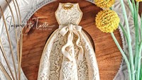 Gaun berwarna krem dengan kesan lembut dan anggun ini pasti cocok dipakai saat acara pesta dengan tema outdoor. Liz Joy sangat telaten membuat ukiran di baju tersebut, padahal itu hanyalah cookies. Foto: Instagram @inspiredtotaste