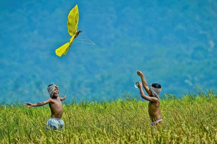 Beginilah gambaran potret kebahagiaan anak-anak yang berhasil diabadikan dalam bingkai kamera pada ajang kontes Foto Agora #Fun2020.