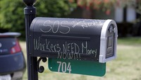 Ada juga yang menuliskan Simbol SOS itu di sebuah kotak surat di Kissimmee, Florida, Amerika Serikat.