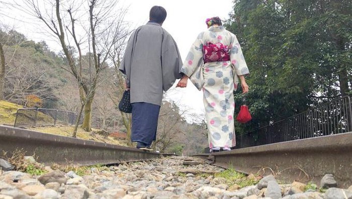 Rel kereta romantis di Kyoto.