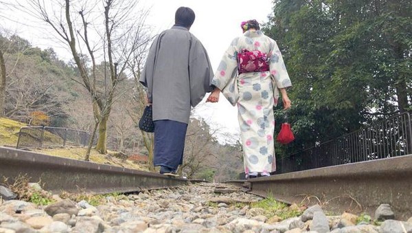 Ada banyak pasangan yang mengabadikan cinta mereka dengan berjalan di atas rel di bagian tengah sambil bergandengan. Tak heran kalau Keage Incline juga populer sebagai spot foto romantis. Hanya saja, ada sedikit kesalahpahaman tentang destinasi tersebut (Twitter) Ada banyak pasangan yang mengabadikan cinta mereka dengan berjalan di atas rel di bagian tengah sambil bergandengan. Tak heran kalau Keage Incline juga populer sebagai spot foto romantis. Hanya saja, ada sedikit kesalahpahaman tentang destinasi tersebut (Twitter)