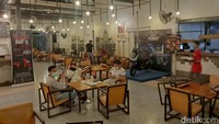 Empat titik yang menjadi sasaran operasi gabungan malam itu yakni di Cafe Rolag Jalan Khairil Anwar, Surabaya.