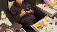 Ini pose Taqy juga saat di pesawat. Di depannya sudah ada banyak makanan enak, ia masih asyik main handphone. Foto: Instagram taqy_malik